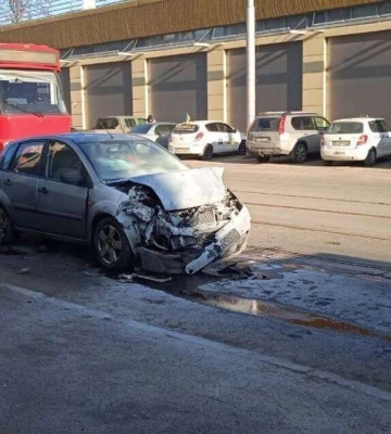 У Дніпрі автомобіль врізався в маршрутку і спалахнув
