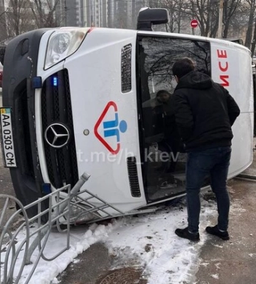 В Киеве джип протаранил &quot;скорую&quot; и она перевернулась: есть пострадавшие (ФОТО, ВИДЕО)