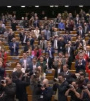 Европарламент аплодируя стоя встретил Зеленского