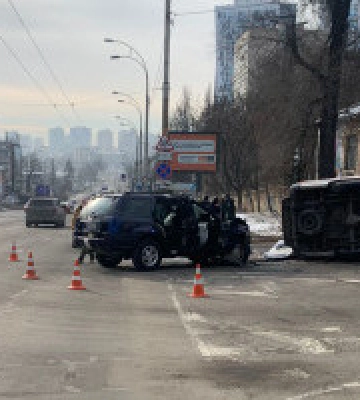 У Києві біля “Охматдиту” сталася аварія за участю “швидкої”, серед постраждалих є дитина 