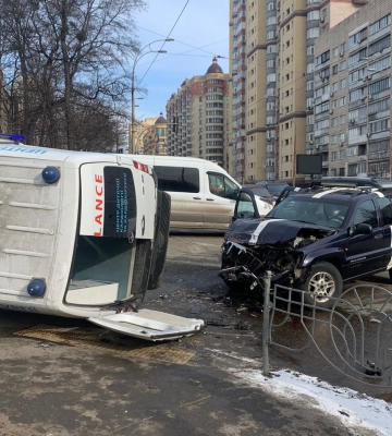 Перевозили младенца в больницу: появились подробности и фото ДТП со &quot;скорой&quot; в Киеве