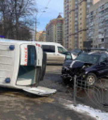 В Киеве перевернулась скорая, перевозившая младенца в больницу