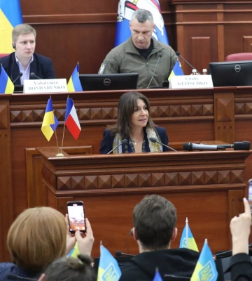 Київ чинить опір, як і вся Україна — мер Парижа у столичній раді