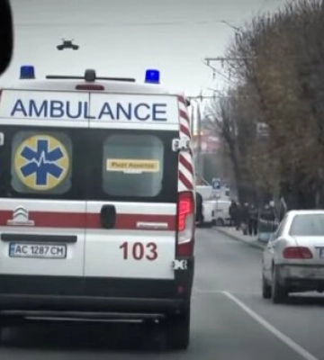 Жахлива ДТП у Києві: позашляховик перекинув швидку. Відео