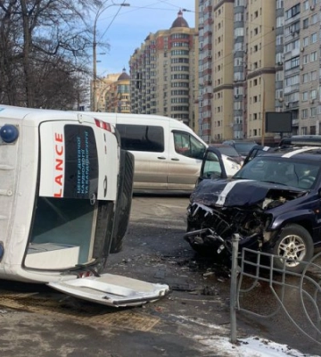 У Києві в зіткненні з позашляховиком перекинулася «швидка»: постраждали 6 осіб, серед яких малолітня дитина 