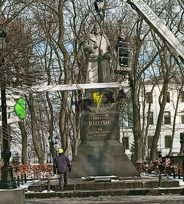 Простоял 75 лет: в Киеве готовятся демонтировать памятник генералу Ватутину (фото, видео)