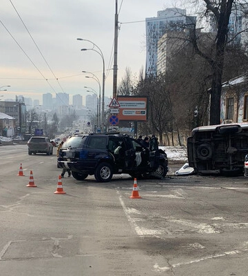 Перевозили младенца в больницу: появились подробности и фото ДТП со &quot;скорой&quot; в Киеве