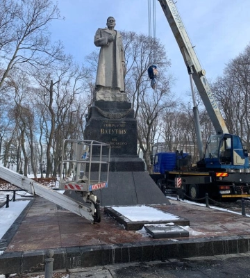 Київ позбудеться ще одного пам’ятника радянському діячу. Розпочато демонтаж 