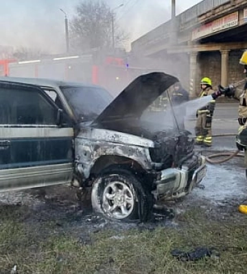 Криворізькі рятувальники ліквідували займання в позашляховику