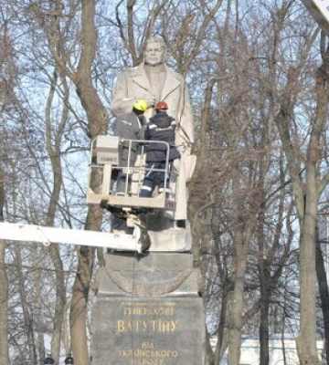 Памятник советскому генералу Ватутину демонтировали в Киеве. ВИДЕО+ФОТОрепортаж
