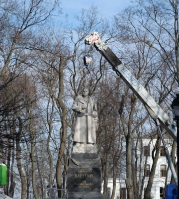 Ватутина свалили — из центра Киева убрали памятник советскому генералу (, )