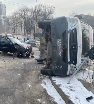 Перевозили младенца в больницу: появились подробности и фото ДТП со &quot;скорой&quot; в Киеве