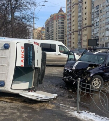 Жуткое ДТП в Киеве: внедорожник перекинул скорую. Видео