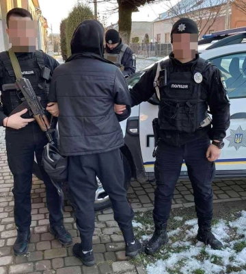 Миттєво відреагували: поліцейські охорони Закарпаття затримали чоловіка з «марихуаною»