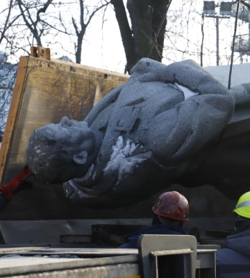 Простоял 75 лет: в Киеве готовятся демонтировать памятник генералу Ватутину (фото, видео)
