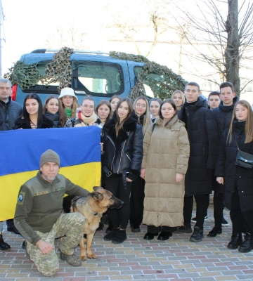 Працівники й студенти Луцького педколеджу передали автомобіль для ЗСУ