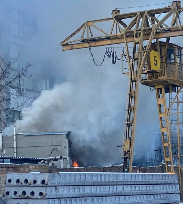 Вибух у Києві — під завалами чути людей, з’явилися перші фото