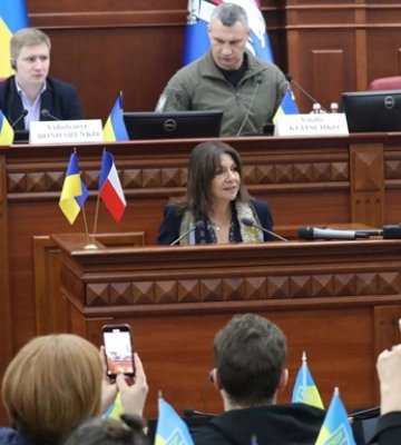 Мер Парижа приїхала до Києва: привезла генератори