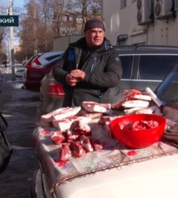 Стихійна торгівля у Кропивницькому: м’ясо з капота авто та овочі з тротуару (відео)