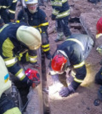 Число жертв взрыва на территории бывшего завода в Киеве возросло до двух