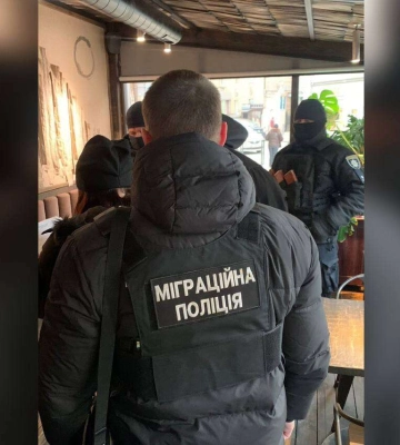 Оформляв як волонтерів: мешканець Дніпра переправляв чоловіків до ЄС