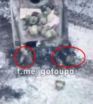 Російський БМП давить тіла поранених росіян під Вугледаром. ВIДЕО