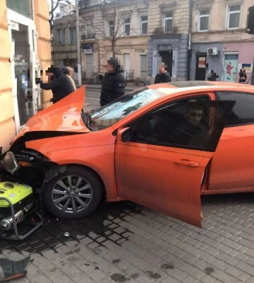 В Одесі автівка скоїла наїзд на будівлю