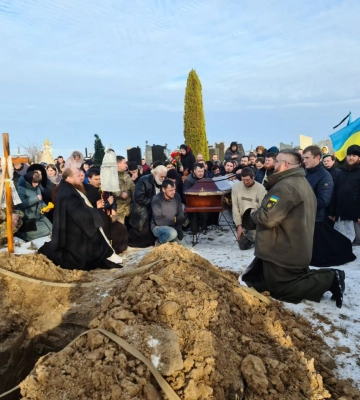 Хоронили, як священнослужителя, з усім почестями: у громаді біля Луцька попрощалися із Героєм Миколою Матвієнком