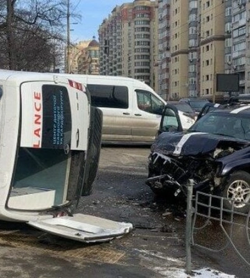 У Києві джип влетів у швидку, що везла немовля