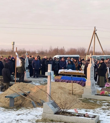 Героя навколішки зустрічали біля кожної оселі: на Волині попрощалися із загиблим Сергієм Макушком