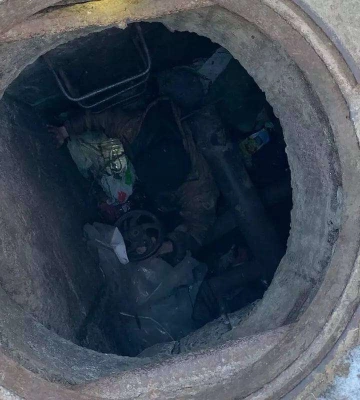 У Нікополі з каналізаційного люка дістали чоловіка