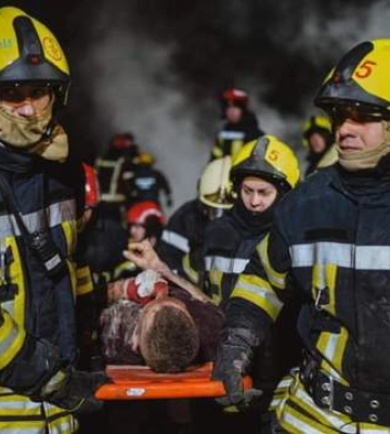 В ГСЧС показали кадры спасения людей из-под завалов в Киеве: впечатляющие фото