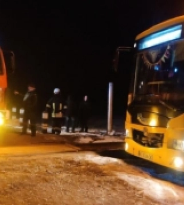 Проігнорував червоний сигнал: на Волині автобус зіткнувся з потягом