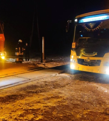 Водій проігнорував червоний сигнал: на Волині шкільний автобус зіткнувся з потягом. Фото