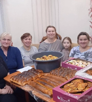 У селі на Волині організували акцію з виготовлення пирогів для військових
