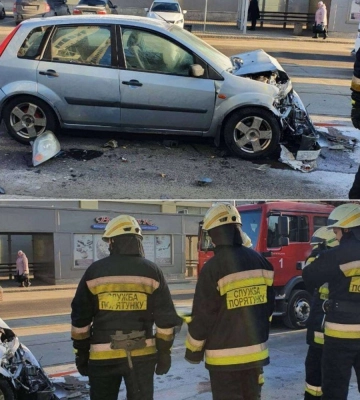 У Дніпрі автомобіль врізався в маршрутку і спалахнув (ФОТО)