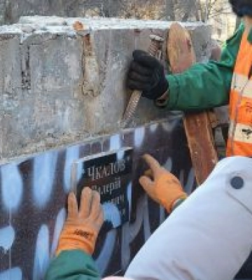 У Києві демонтували пам’ятник радянському льотчику Чкалову