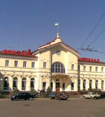 У Херсоні пошкоджено залізничний вокзал через нічний обстріл