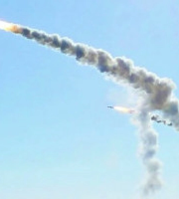 У Києві уламки ракети пошкодили дах будинку