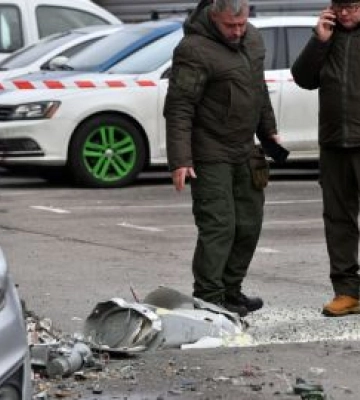 В Киеве обломки ракеты повредили автомобили и частный дом