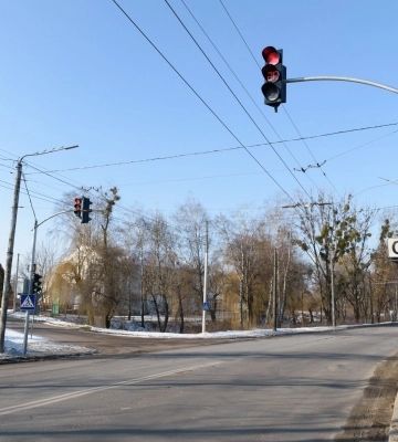 У Луцьку на розі двох вулиць встановили новий світлофор