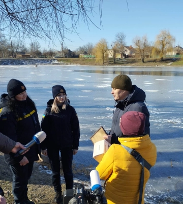 Рятувальники відзначили первомайця подякою за порятунок дівчини, яка провалилася під лід