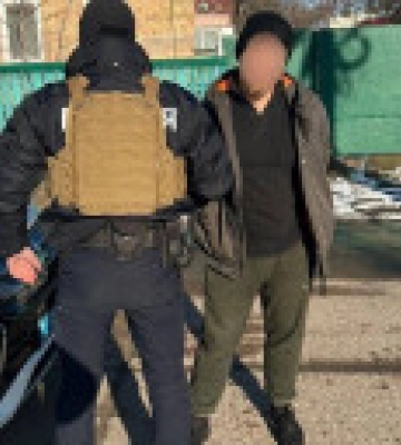 Хуліган із Броварів погрожував продавчині гранатою, вдарив її і втік - поліція