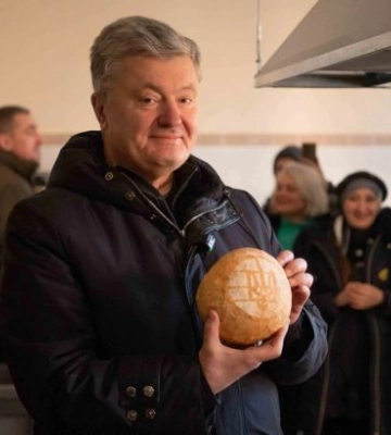 Петро Порошенко привіз волонтерські паляниці на один з блок-постів Херсона