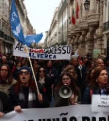 Учителя в Португалии вышли на протест из-за недовольства низкой зарплатой