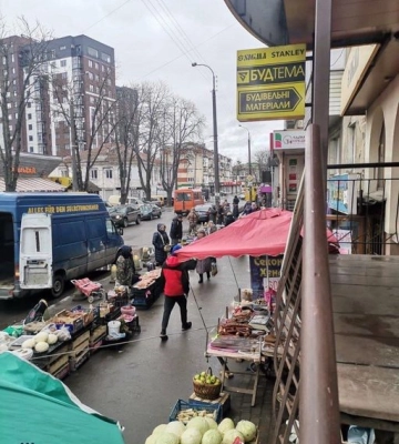 Вулична торгівля у Рівному: інспектори з порушниками поки лише спілкуються