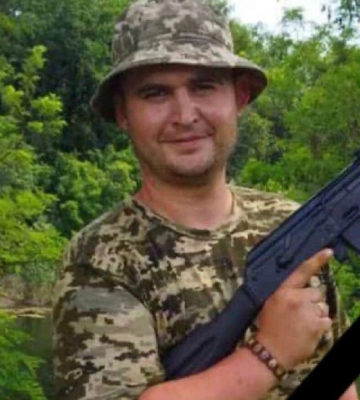 У Тараса залишилися дружина, донька, батьки та брат. На Дніпропетровщині прощаються з Героєм