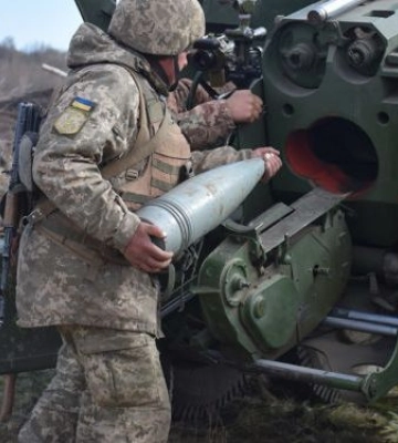 Українські артилеристи вдарили по скупченню російської техніки в Запорізькій області - відео