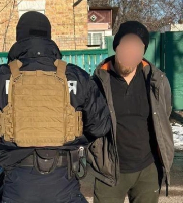У Броварах у затриманого за побиття продавчині вилучено повний рюкзак зброї. ВІДЕО