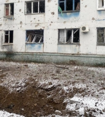 росіяни вдарили зі ствольної артилерії по Нікополю, загинула жінка